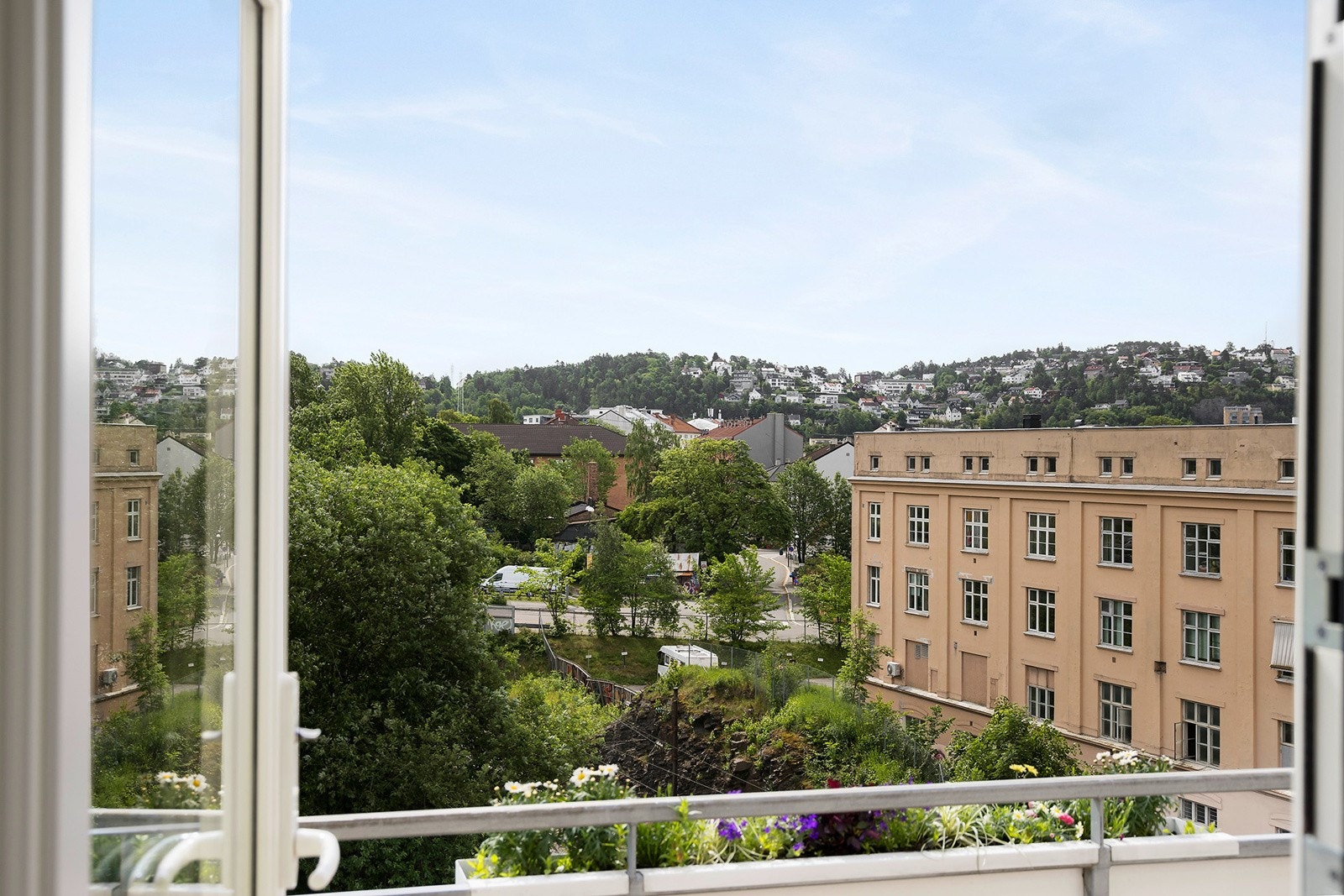 Utgang fra stuen til balkong med utsikt Galleribilde