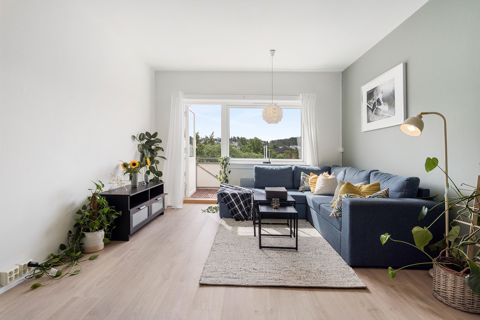 Lys og luftig stue med plass til spisebord, sofa og tv-benk. Galleribilde