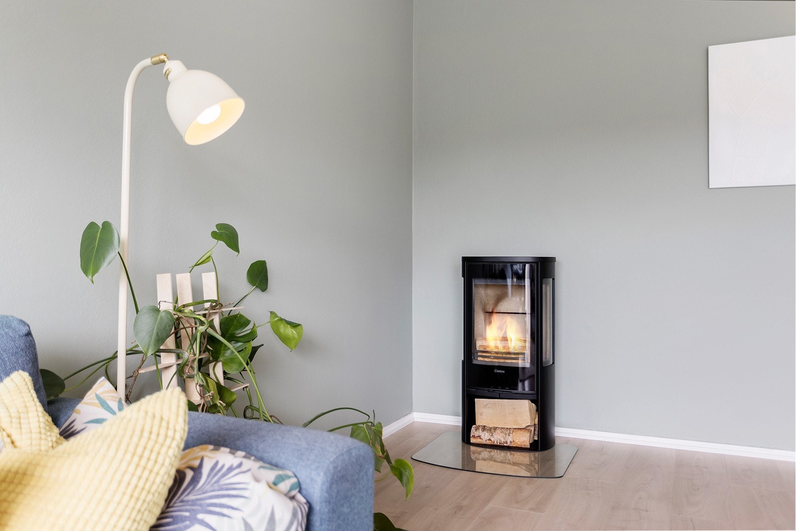 I stuen er det hyggelig peisovn Galleribilde