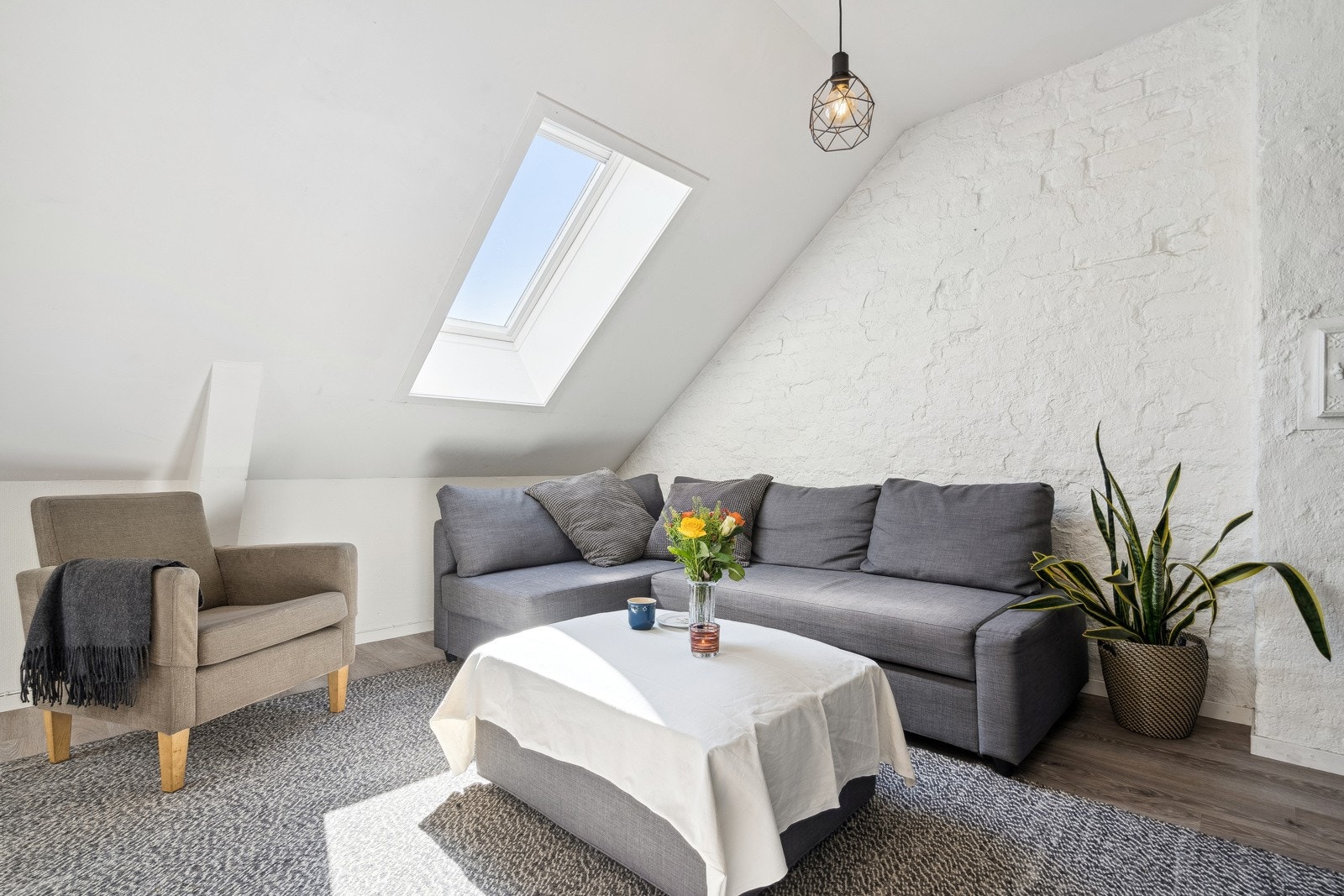 Stuen er malt i lyse farger, med gode muligheter for å sette sitt personlig preg på leiligheten gjennom interiør. Galleribilde