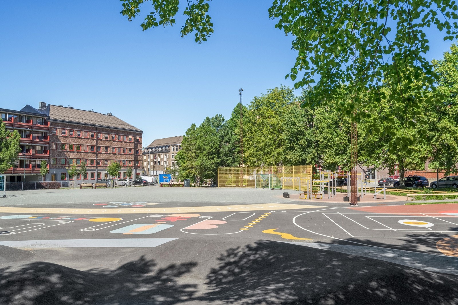 Buran busstopp ligger ca 100m unna, hvor 13 ulike linjer har avgang. Galleribilde