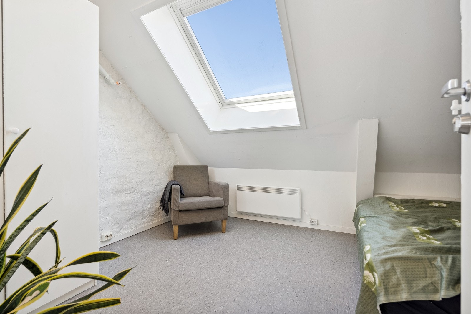 Soverommet har et stort vindu, noe som gir en luftig og eksklusiv romfølelse. Galleribilde