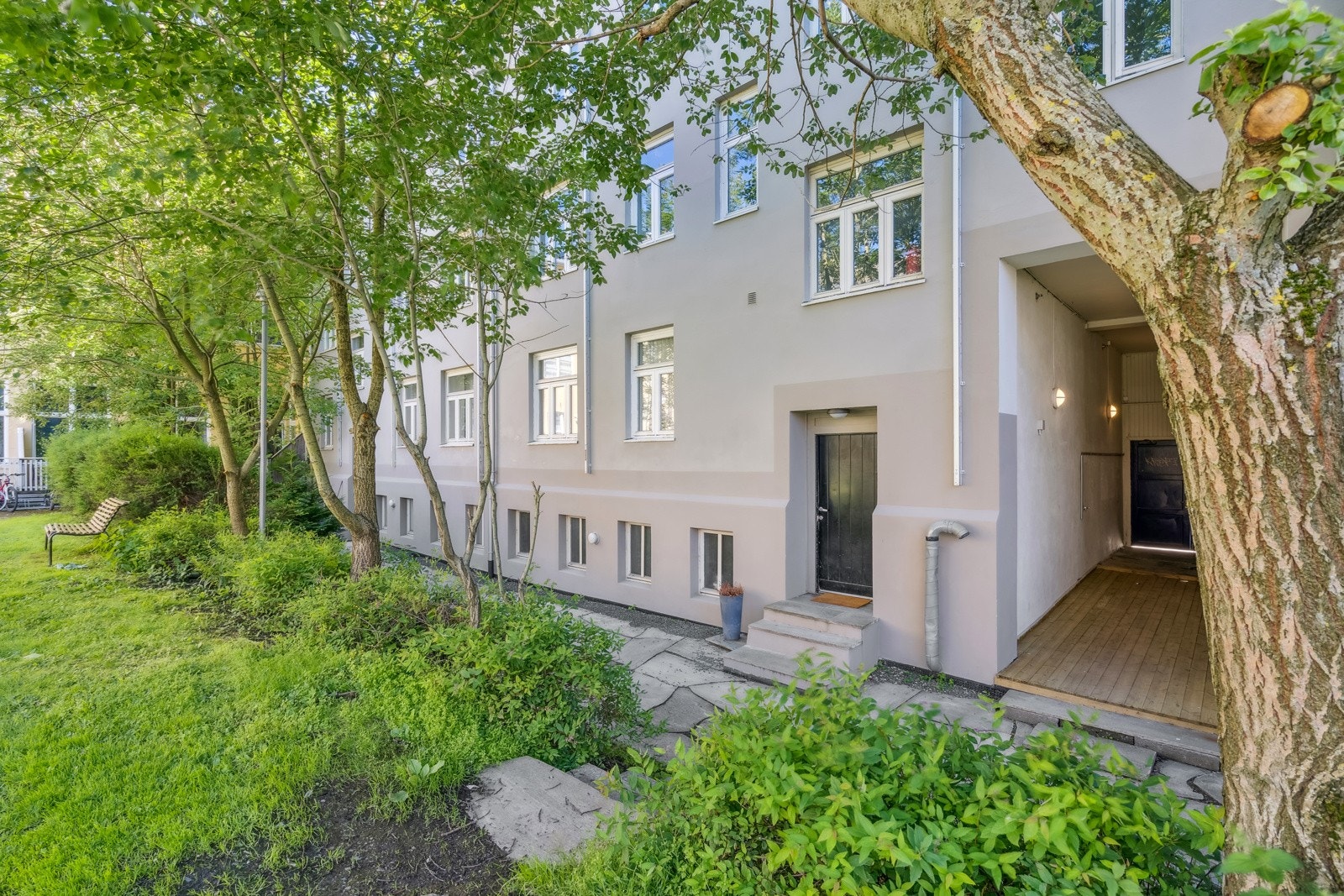 Fra boligen er det kort avstand til fine parkområder, turstier og bademuligheter. Galleribilde