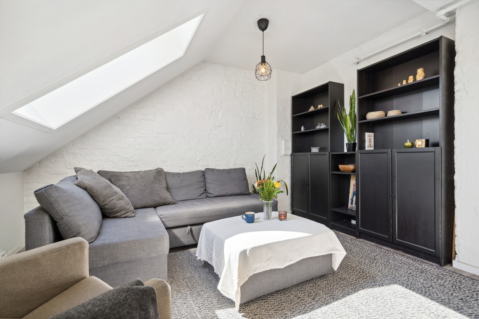 Det er god plass til sofa med tilhørende møblement. Galleribilde