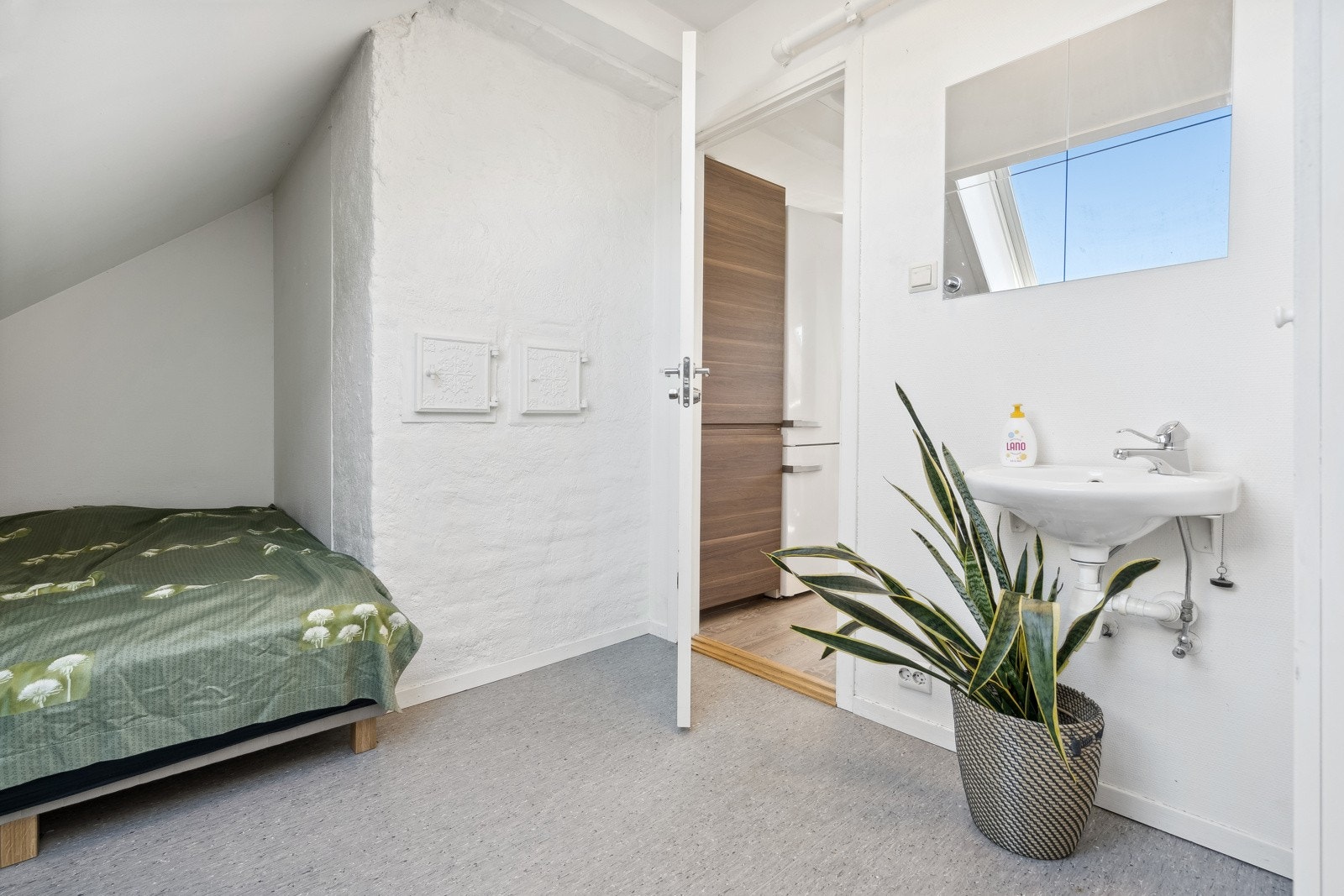 Soverom 2 med god plass til både seng og garderobeskap. Galleribilde