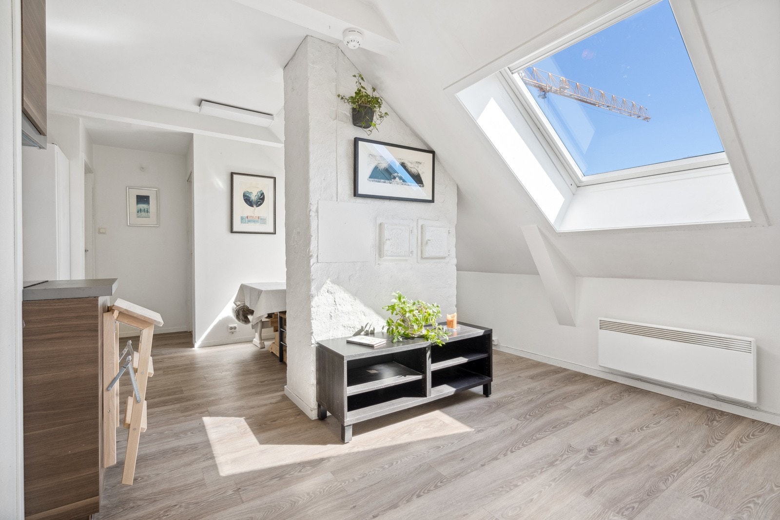 Stuen oppleves som lys og luftig. Store vindusflater gir godt med naturlig lysinnslipp. Galleribilde