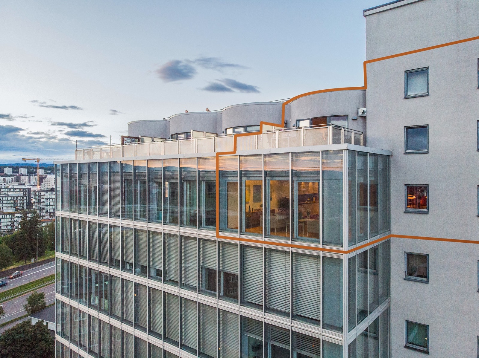 Penthouseleilighetens hovedetasjer ligger i 13. og 14. etasje og har en hybel med separat inngang i 15. etasje. Galleribilde