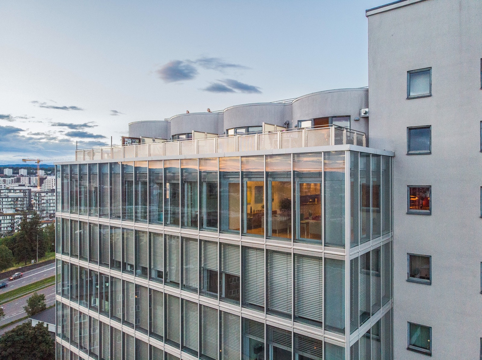 Sjekk ut link til youtubevideo for flere dronebilder. Galleribilde