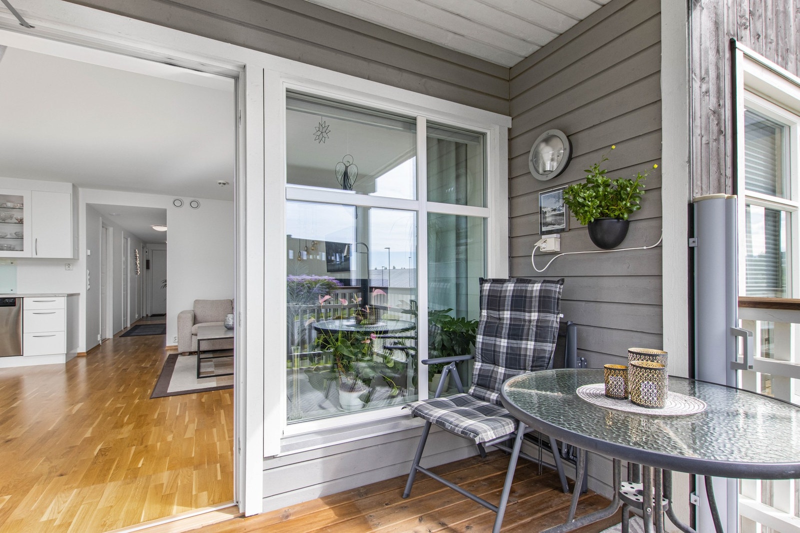 Store vindusoverflater gir rikelig med naturlig lysinslipp inn i leiligheten. Galleribilde