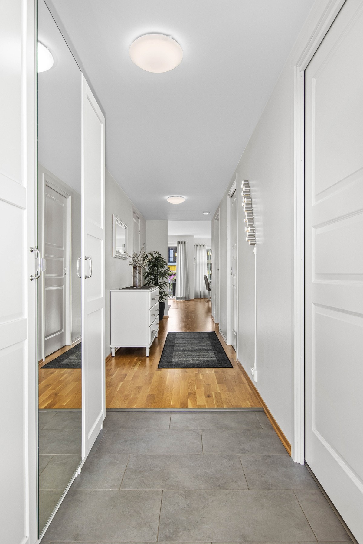 Romslig og innbydende gang utstyrt med gulvvarme. Galleribilde