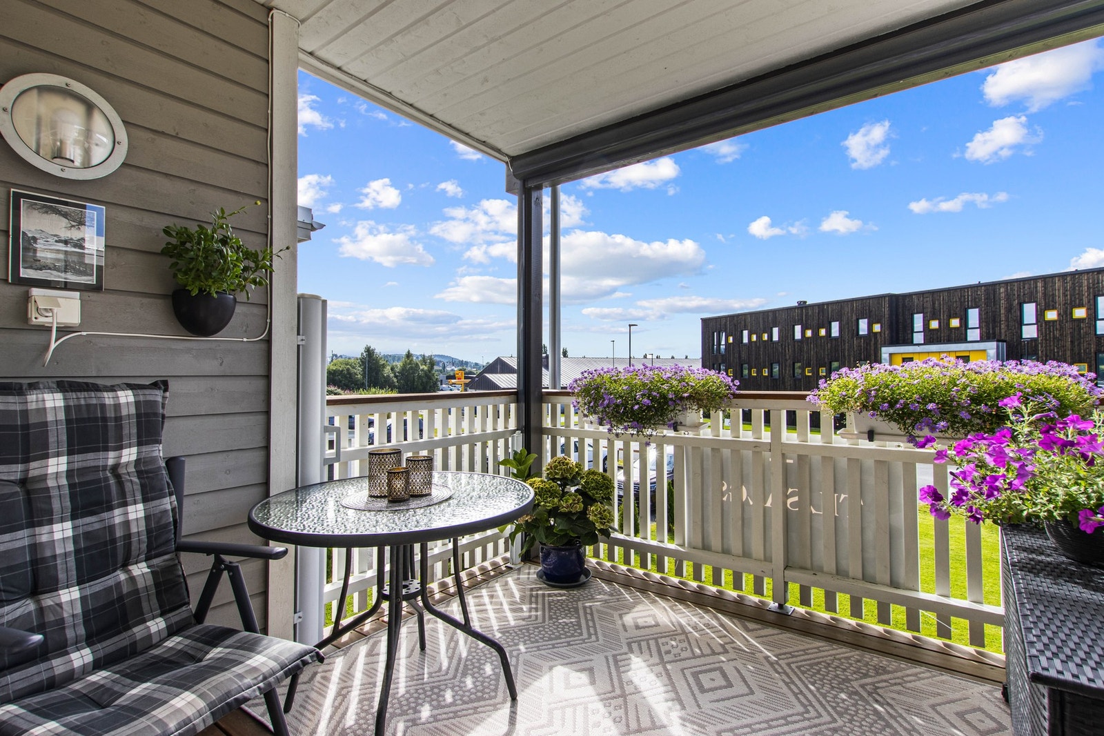 Store grøntarealer like utenfor leiligheten. Galleribilde