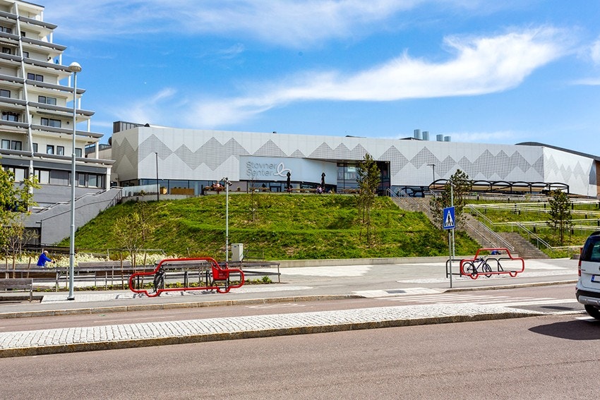 Nærmeste kjøpesenter er Stovner senter, som huser flere klesforretninger, kolonialbutikker, spiseplasser, frisører mm. Galleribilde