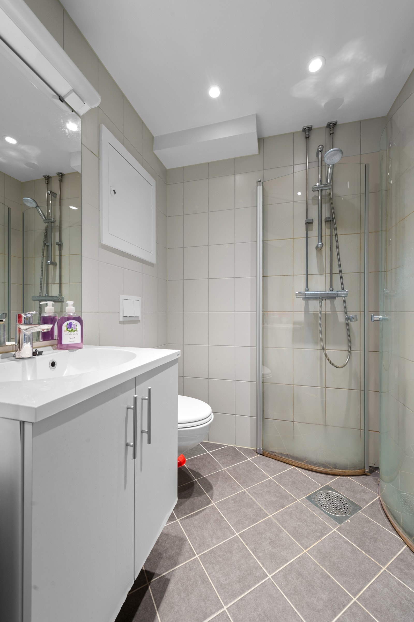 Meget pent flislagt baderom fra 2018/2019 utført i regi av borettslaget! Badet er helflislagt og er innredet med dusjhjørne, servant innredning og vegghengt toalett. Her er det også praktisk opplegg for vaskemaskin! Galleribilde