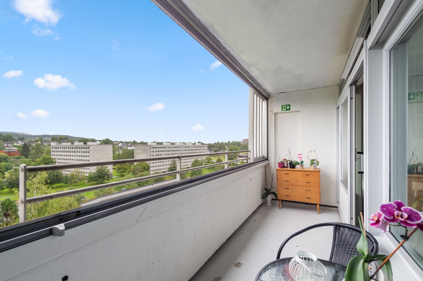 Her har du god plass til en sittegruppe, elektrisk grill og dekorativ beplantning. Her kan sommeren virkelig nytes! Galleribilde