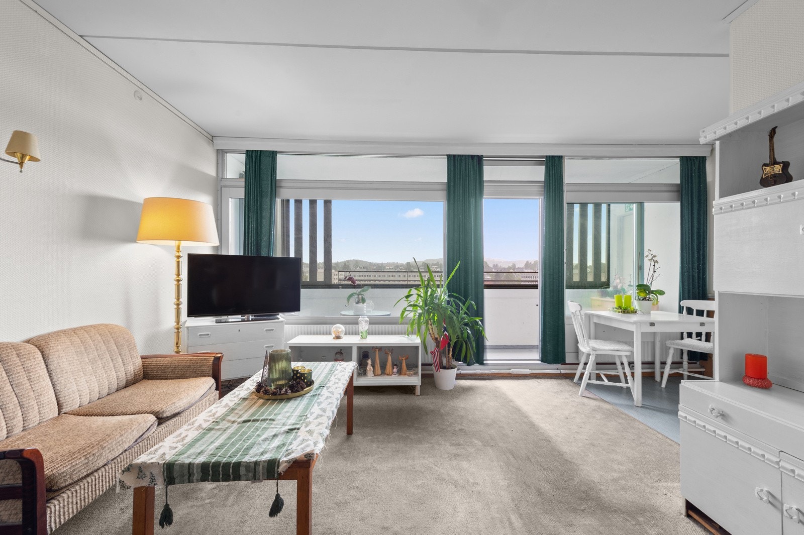 Veggene består av en nøytral farge på vegg, og belegg på gulv. Galleribilde