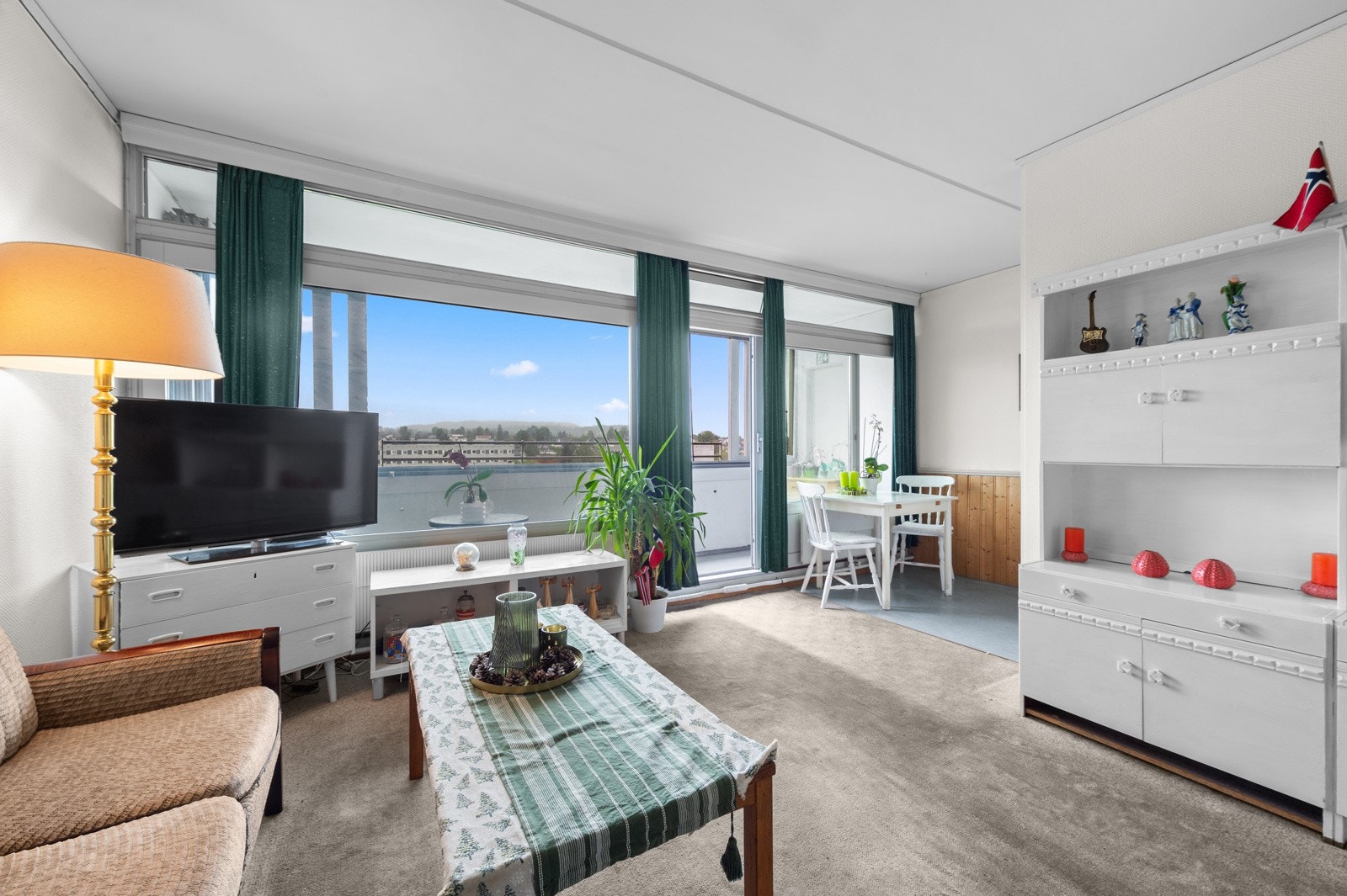 Leiligheten har store vindusflater som gir rikelig med naturlig lys. Stuen har naturlige møbleringssoner for både sofagruppe og medievegg, og er det perfekte stedet for avslapning og sosiale stunder. Galleribilde