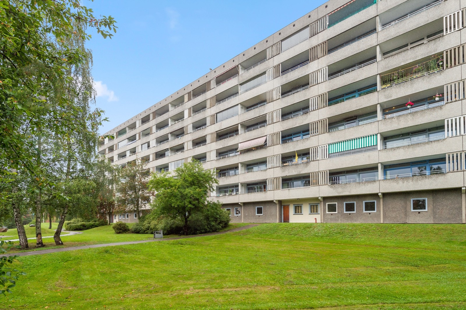 Haugenstua er et veldrevet borettslag som tar vare på byggene og beboerne. Her har de blant annet rehabilitert badene, skiftet ut heisene, rehabilitert inngangspartiene, mm. Fasaderehabilitering er det neste som står for oppgradering. Galleribilde