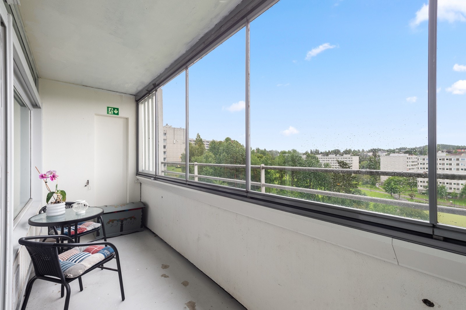 På varme sommerdager blir det naturlig å åpne opp balkongskyvedøren! Fra stuen har du utgang til en innglassert balkong på 8 m². Innglasseringen kan åpnes og lukkes etter vær og behov. Galleribilde