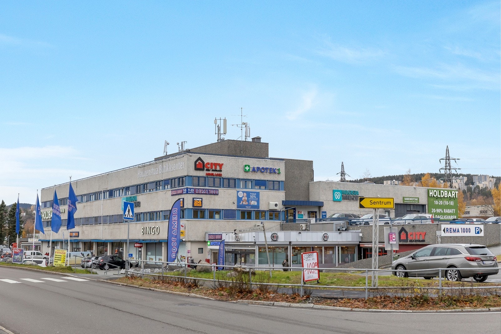 Ca. 5 minutter fra boligen finner du Haugenstua senter som tilbyr blant annet Rema 1000 (post i butikk), Fitness 24Seven, apotek, Holdbart, Haugenstua helsestasjon og tannklinikk. Galleribilde