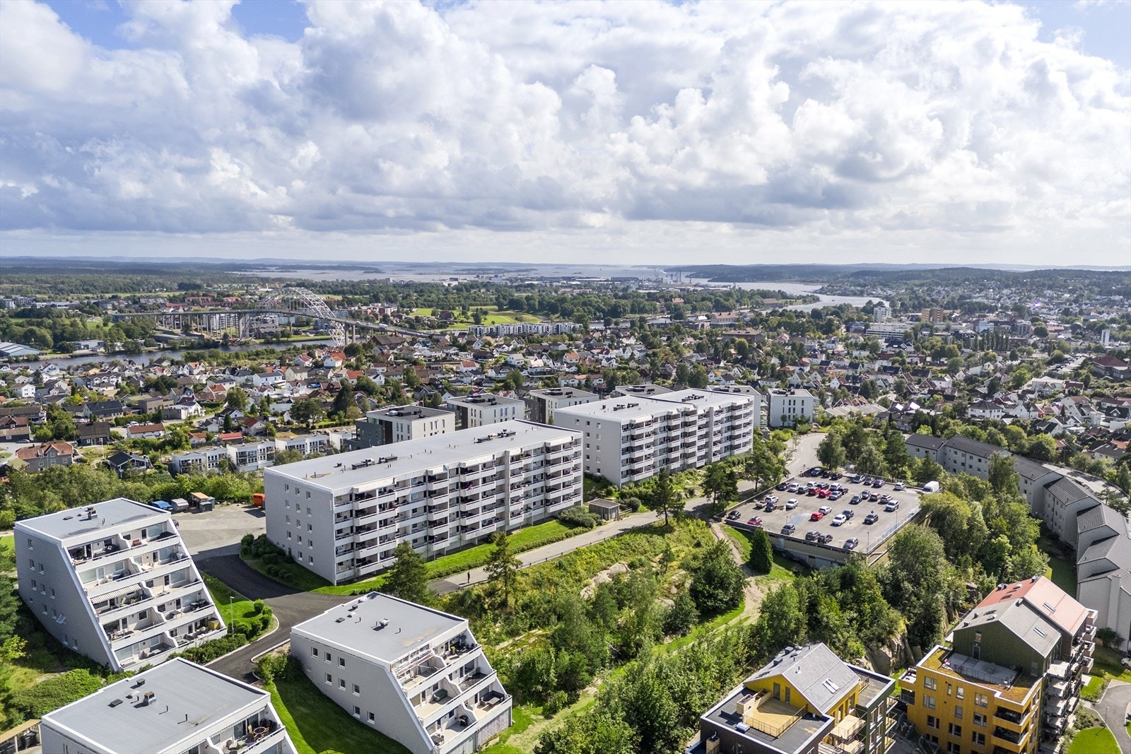 Av dagligvaretilbud nevnes blant annet Rema 1000 på Hassingen, som er nærmeste dagligvareforretning og apotek. Galleribilde