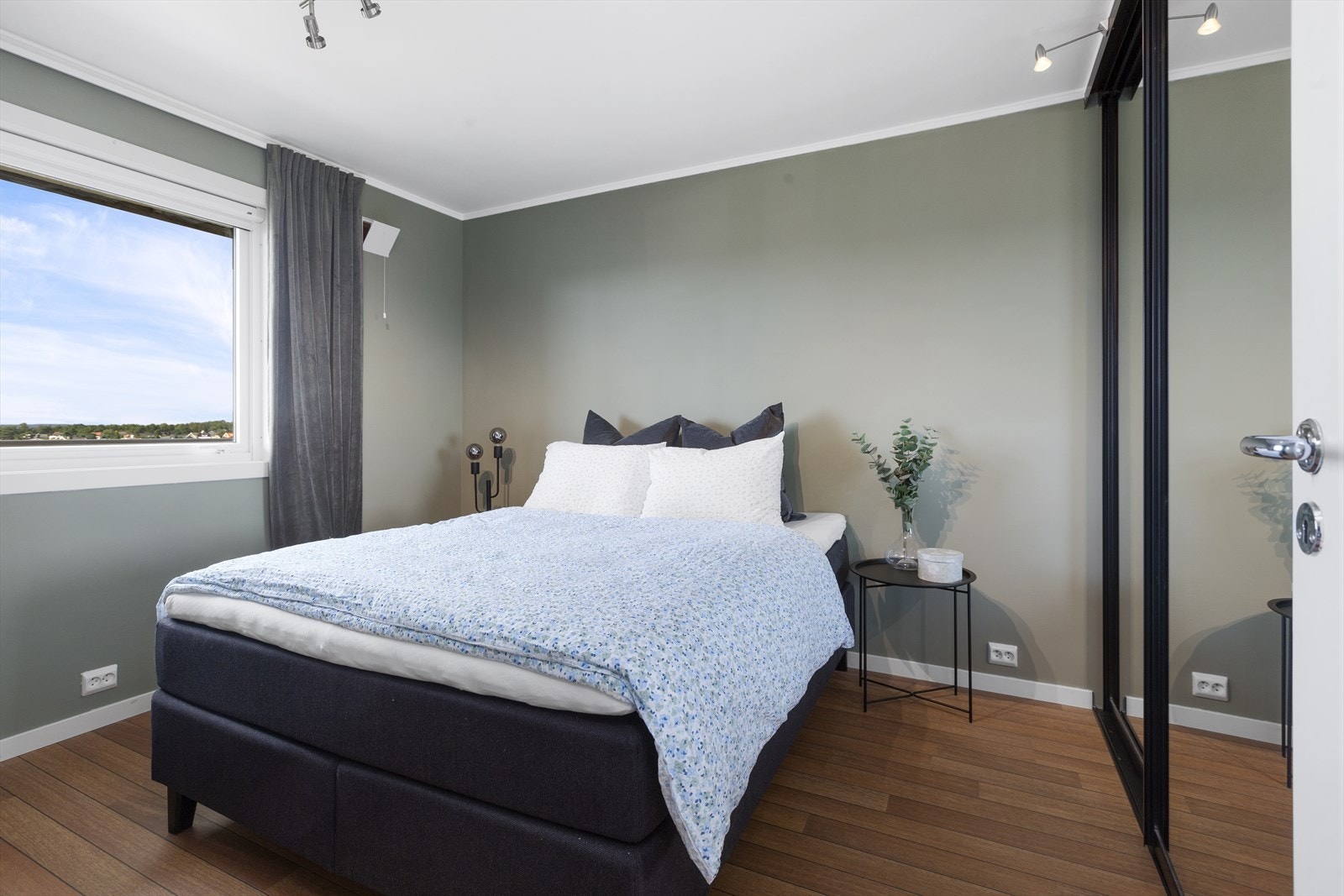 Soverommet er romslig og har en fin skyvedørsgarderobe. Galleribilde