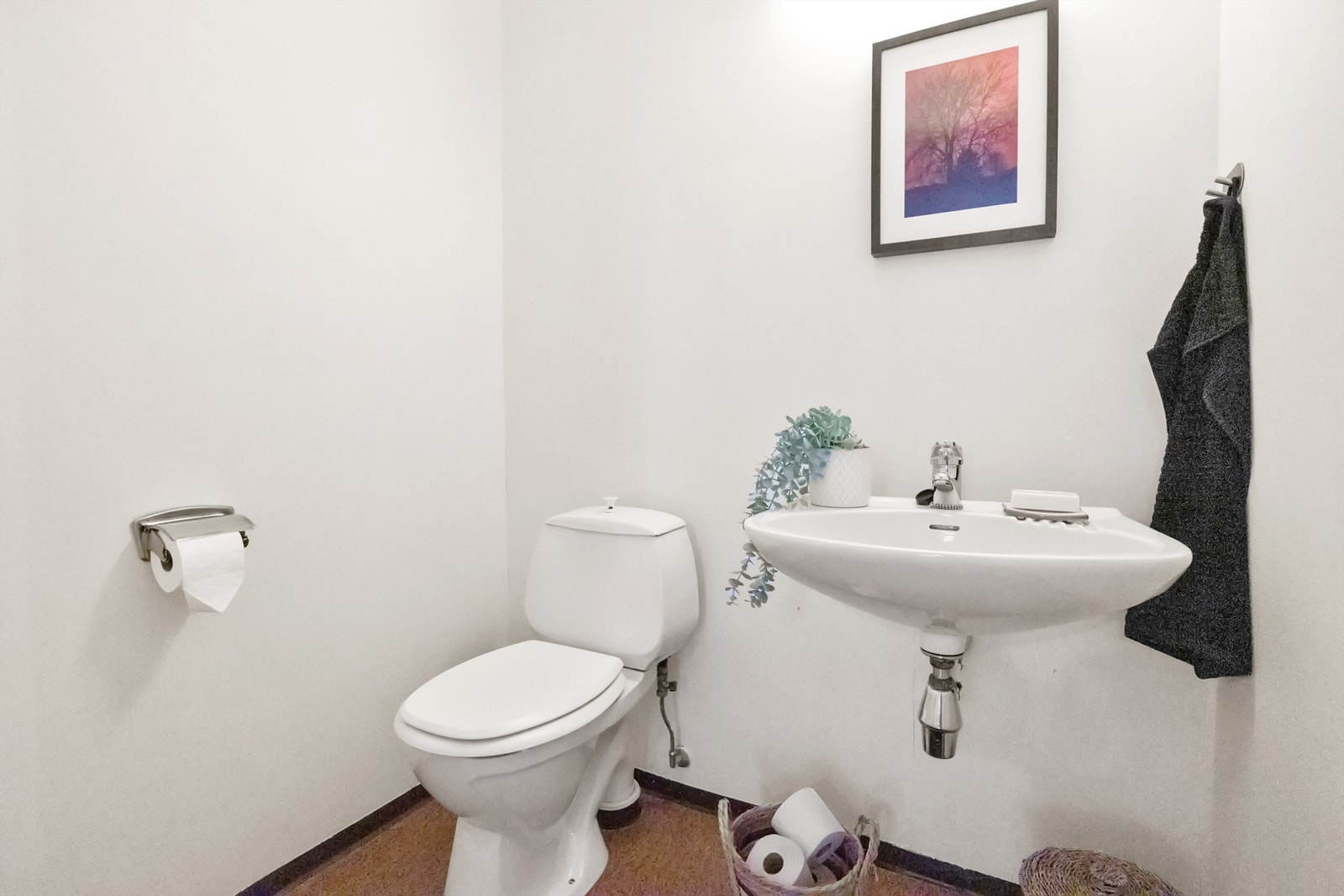 Praktisk wc med malte veggflater og gulvflate med gulvbelegg. Galleribilde