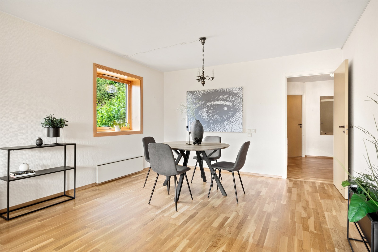 Romslig stue med god plass til møblering. Her det både plass til sofagrupper og spisebord. Galleribilde