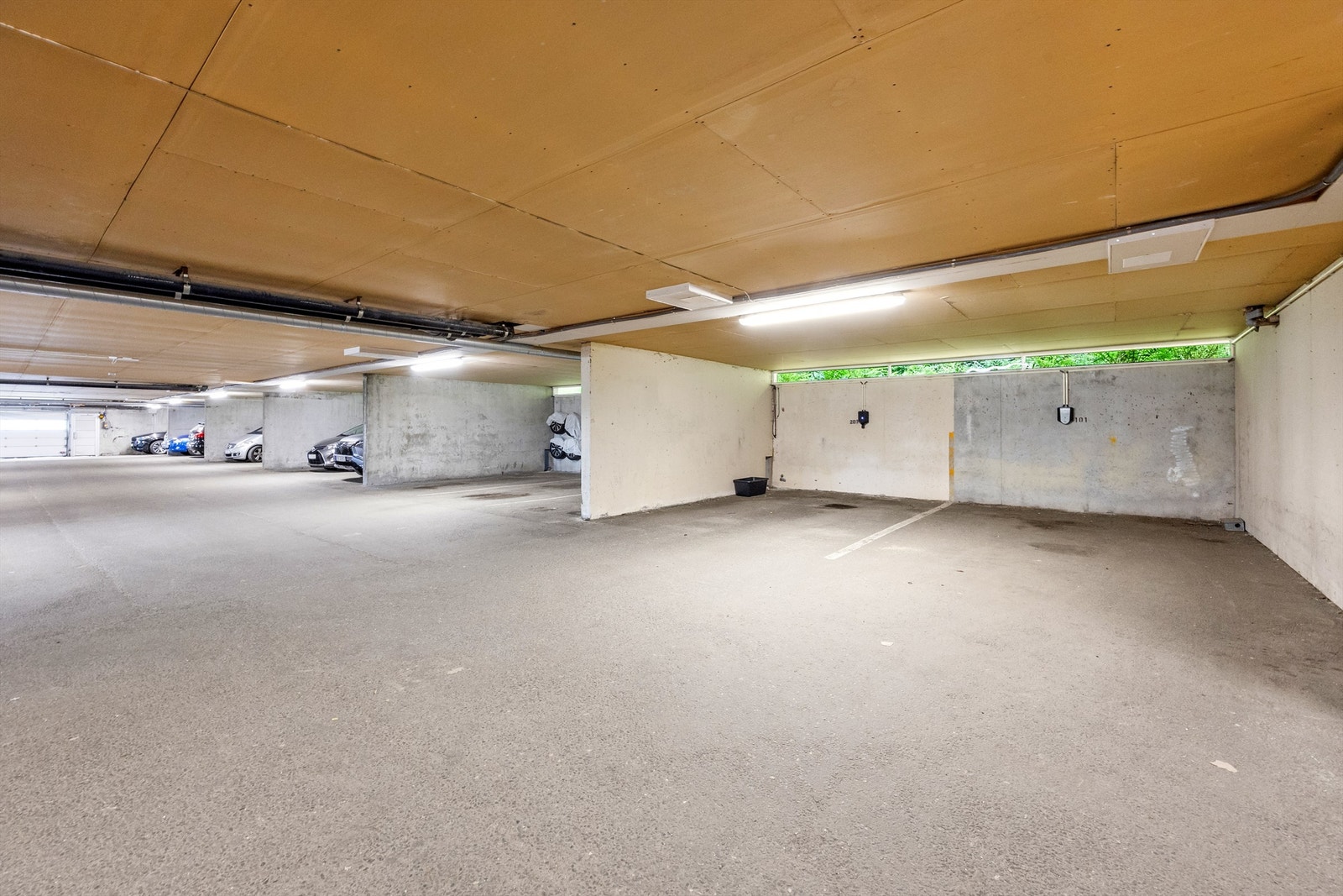 Garasjeplass med oppsett for el-bil lading. Galleribilde