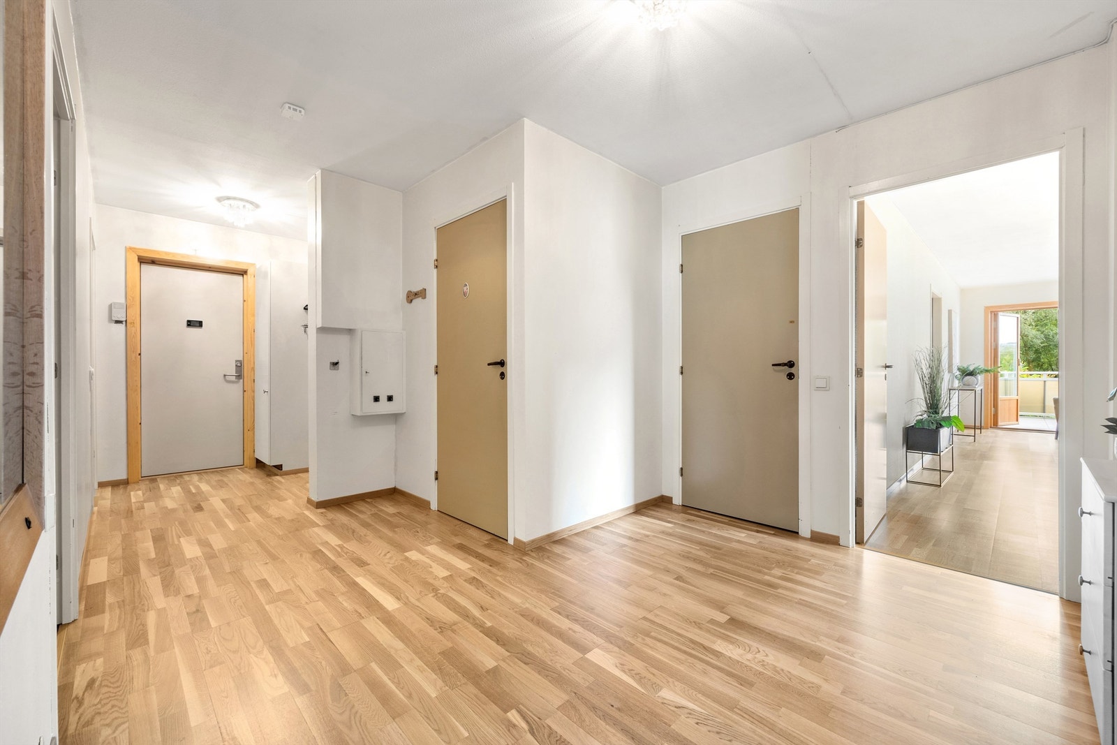 Gangen leder videre til boligens 3 soverom, bad, wc og vaskerom. Galleribilde