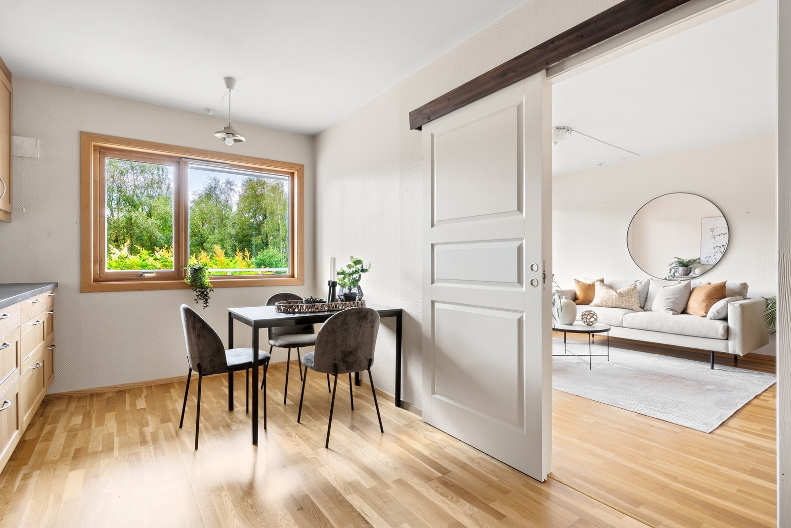Her kan man enkelt ta med seg middagen ut på balkongen på varme sommerdager. Galleribilde