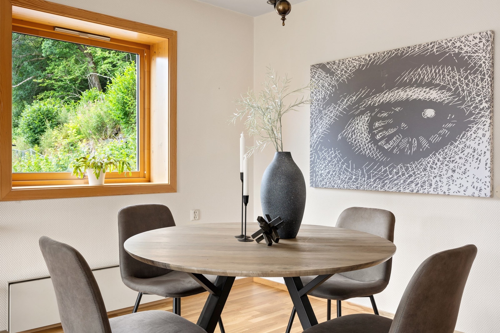 God plass til spisebord på kjøkkenet. Galleribilde