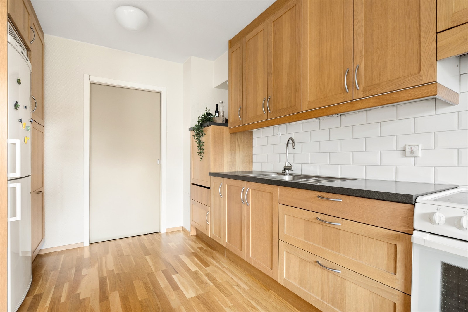 Det er god benk- og lagringsplass på kjøkkenet som er til stor glede for matelskerne. Integrert oppvaskmaskin, praktisk plassert i god arbeidshøyde. Galleribilde