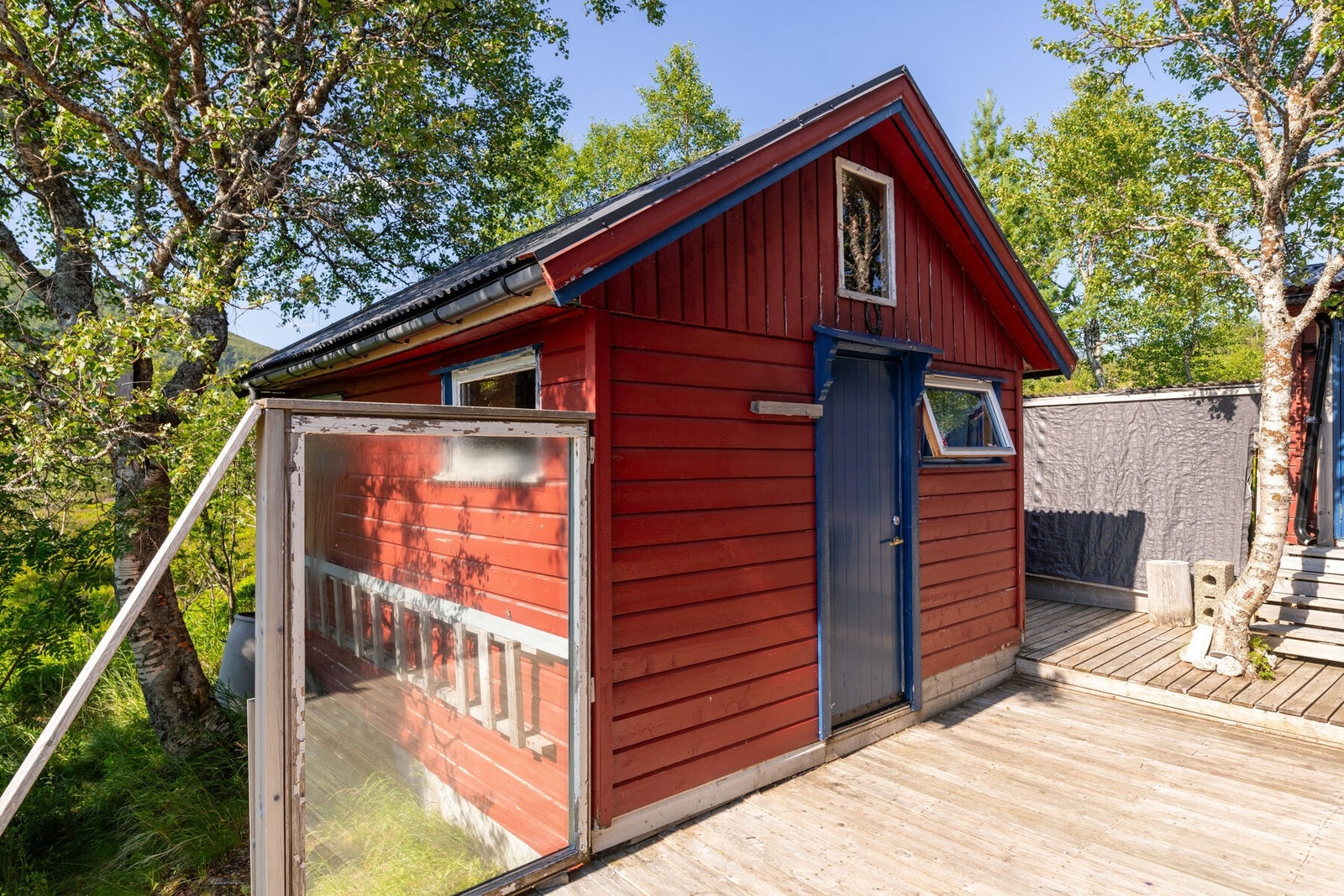 Isolert anneks fra 2003 med innlagt strøm, bestående av badstue, dusj, wc og bod. Galleribilde