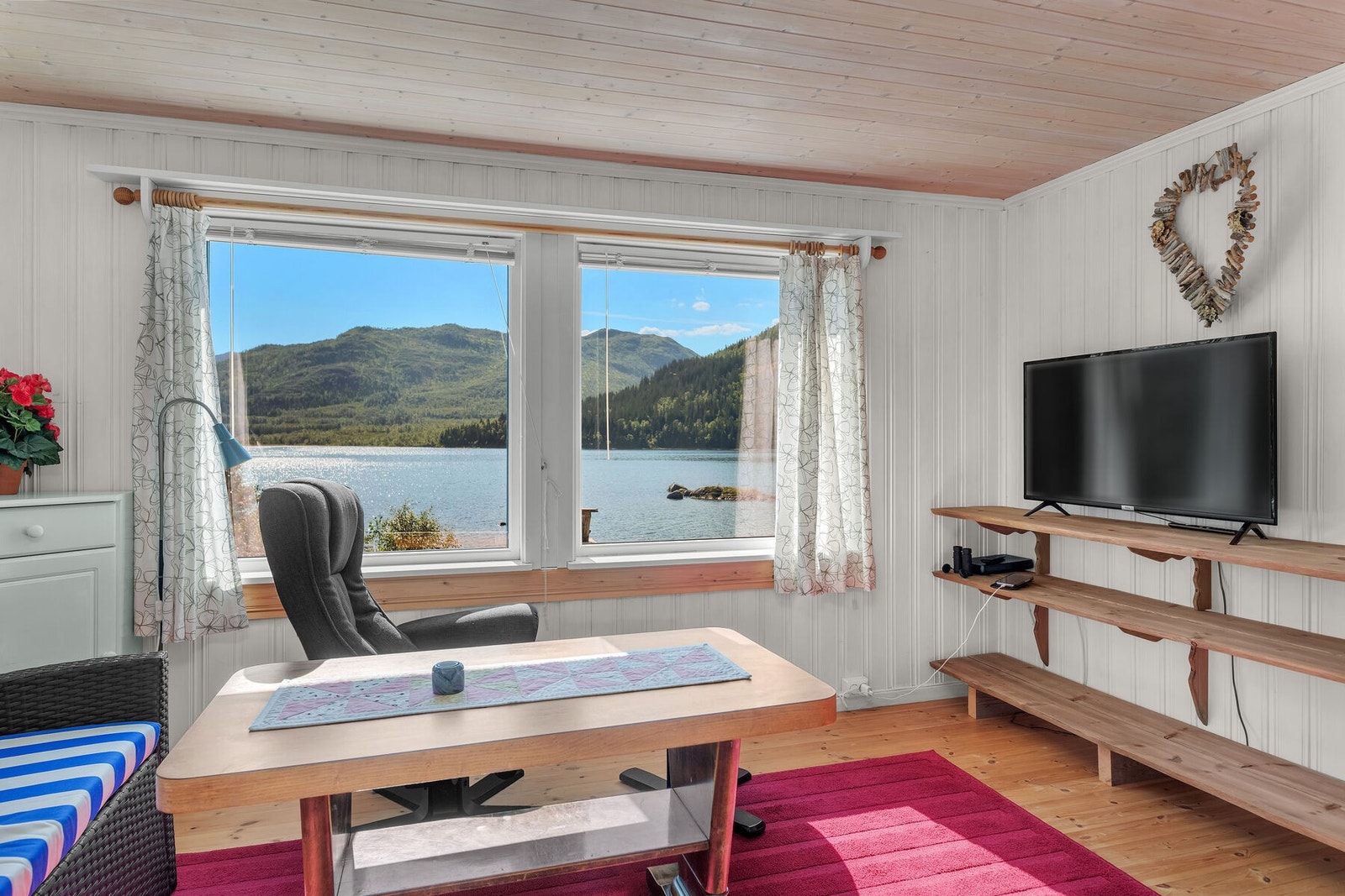 Herfra er det fantastisk utsikt mot sjø og fjell. Galleribilde