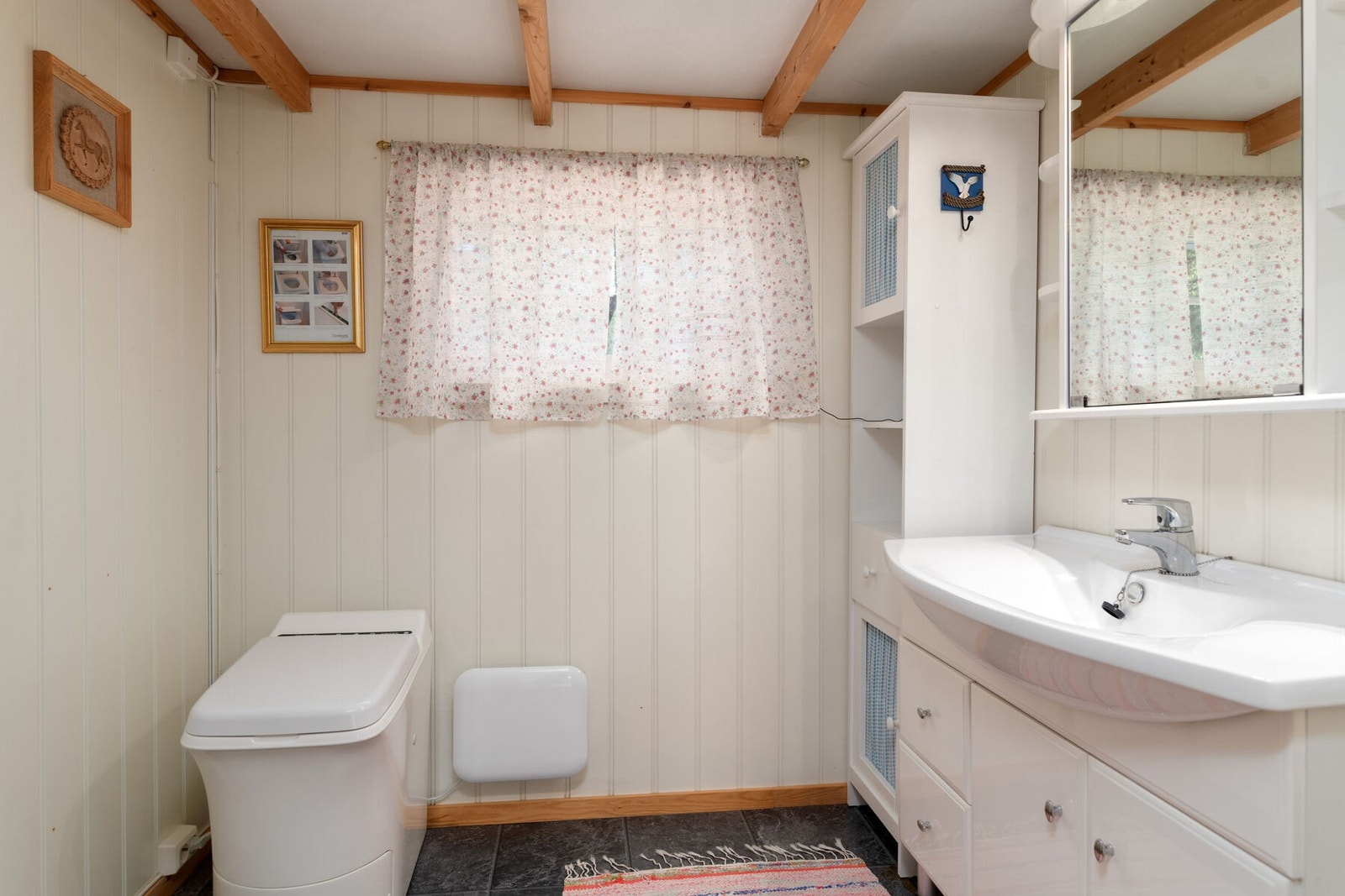 Badet er utstyrt med Cinderella forbrenningstoalett fra 2018 og innredning med servant. Rommet ble delvis oppusset i 2010. Galleribilde