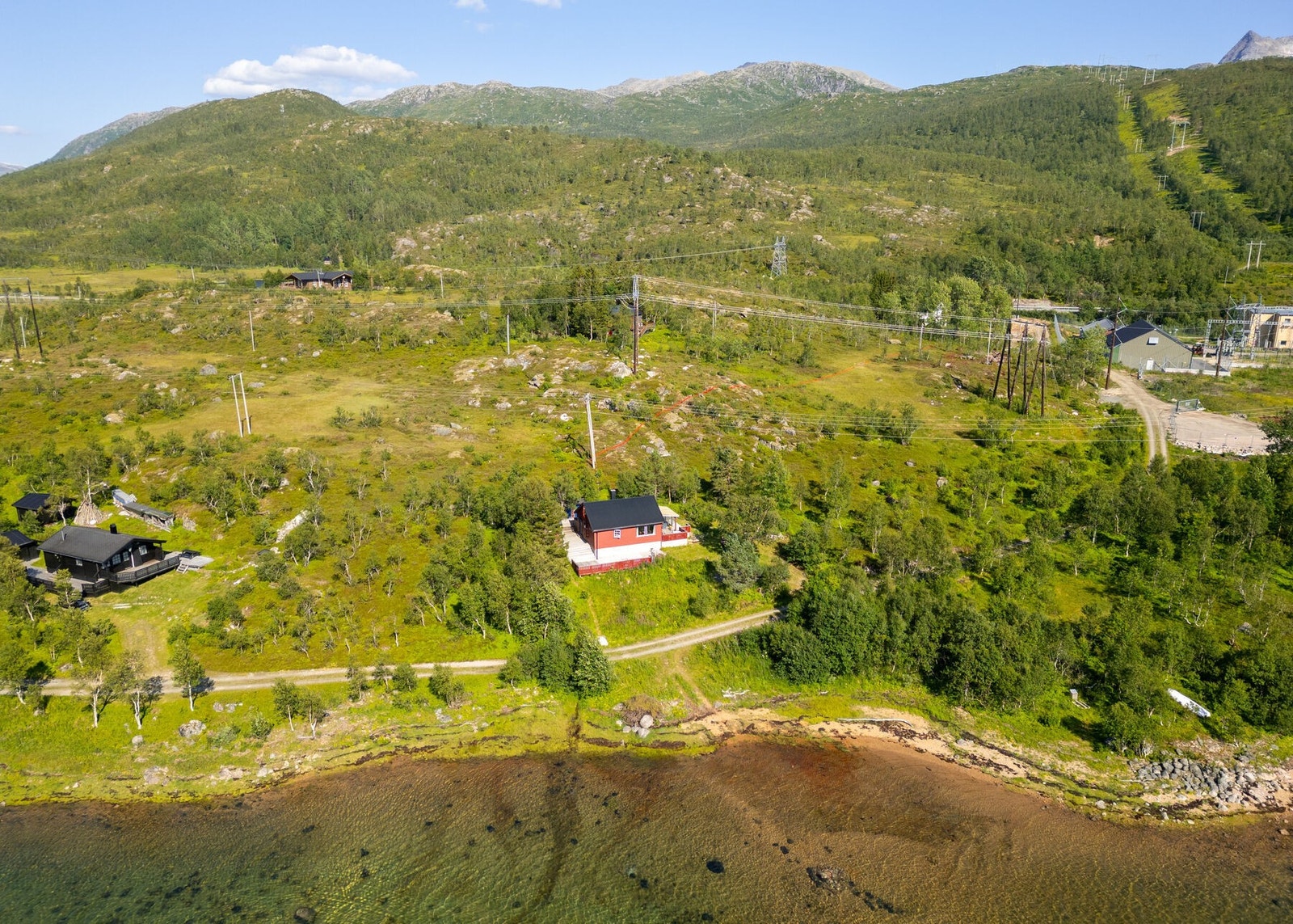 Nærområdet er et godt utgangspunkt for friluftsliv, på sjø og land samt turer i skog og fjell, både sommer og vinter. Galleribilde