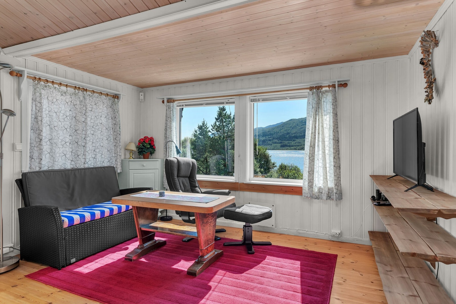 Vinduene sørger for naturlig dagslys i stuen. Galleribilde