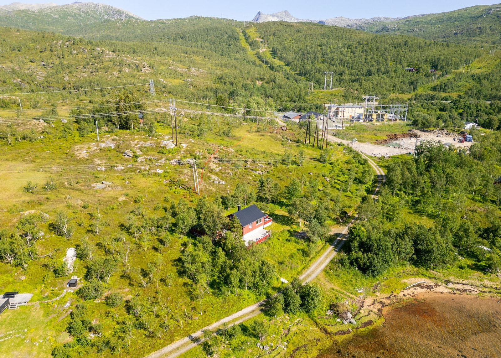 Eiendommen sett fra luften og nærområdet rundt. Galleribilde