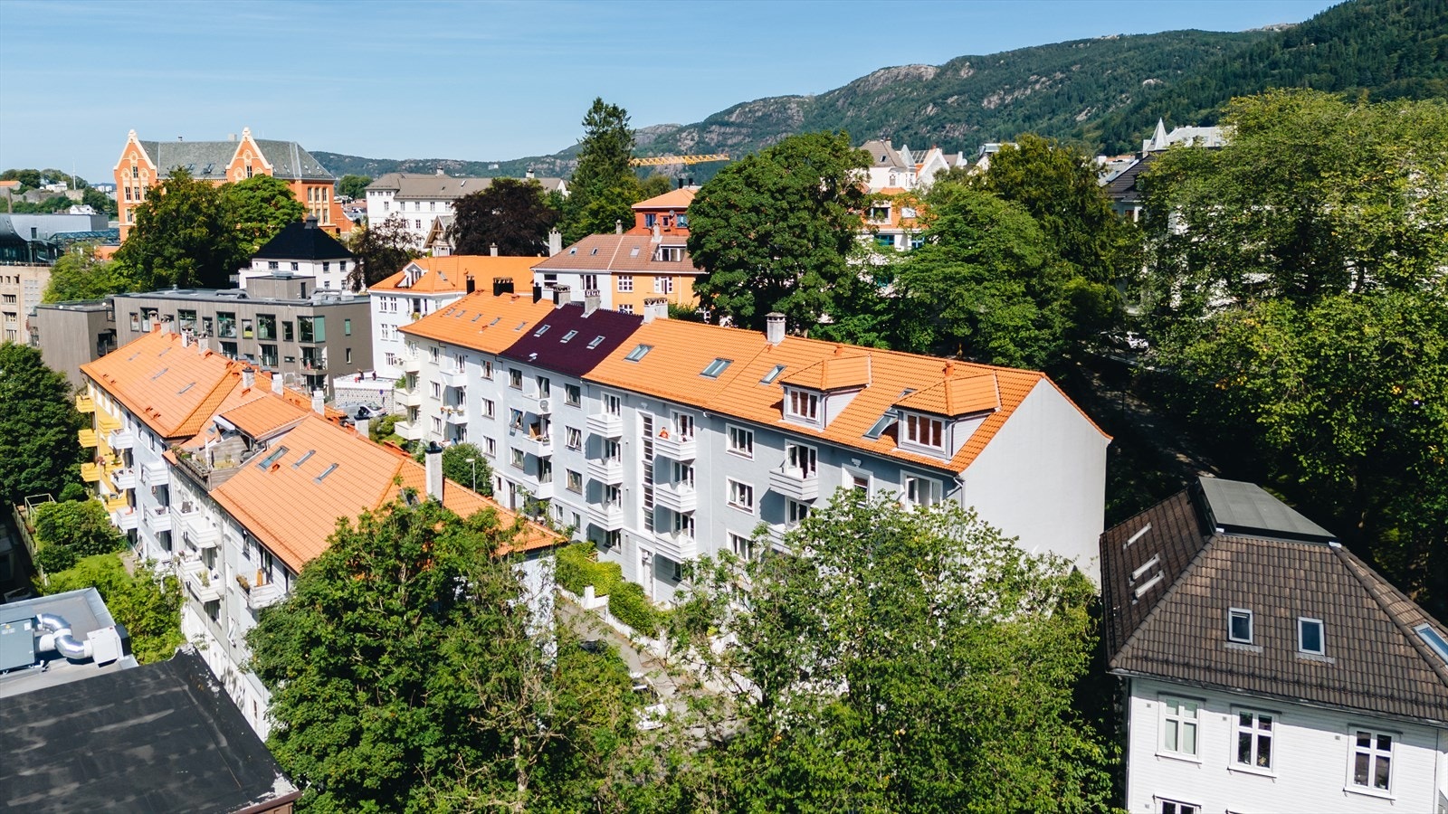 Fra leiligheten har du gangavstand til Bergen sentrum, som har et rikt utvalg av butikker, spisesteder, kino og omtrent alt av service- og aktivitetstilbud man har behov for i hverdagen. Galleribilde