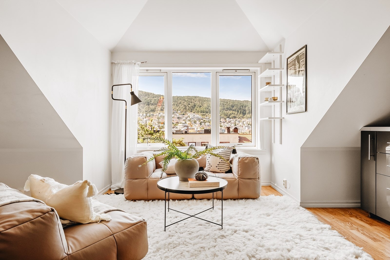 Garanti Eiendomsmegling v/Silje Hafsås Sundsøy har glede av å presentere Dokken 10. Sjarmerende og flott 4-roms selveierleilighet (toppetasje). Galleribilde