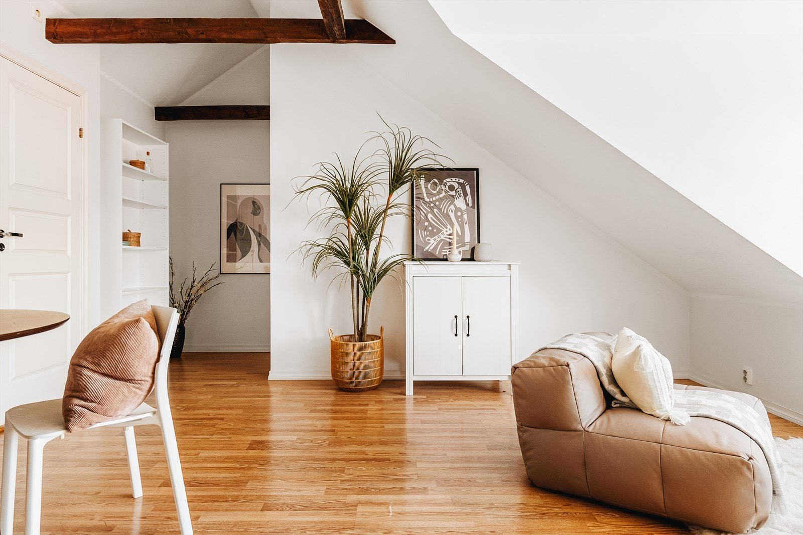 Overflatene består av laminat gulv, malt platekledning på vegger og himling. Galleribilde