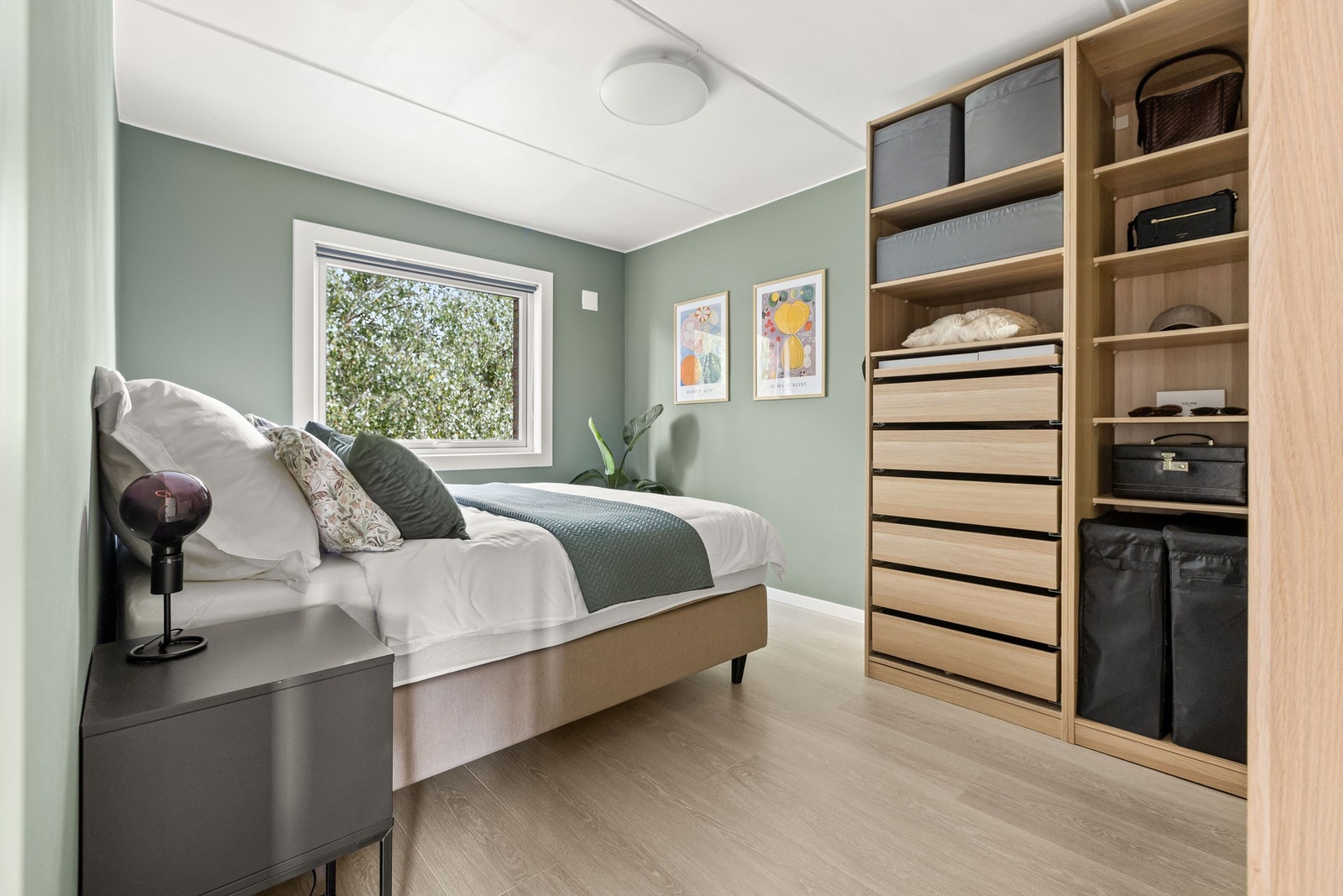 Hovedsoverommet vender øst, men også her skjermer treet fint for både innsyn og direkte sollys. Galleribilde