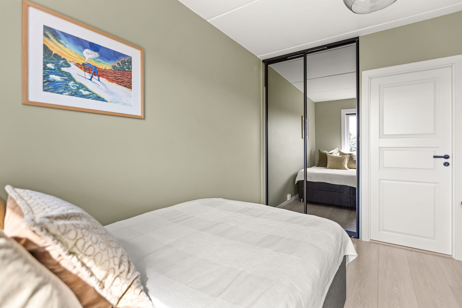 Innebygget skyvedørsgarderobe er montert. Galleribilde