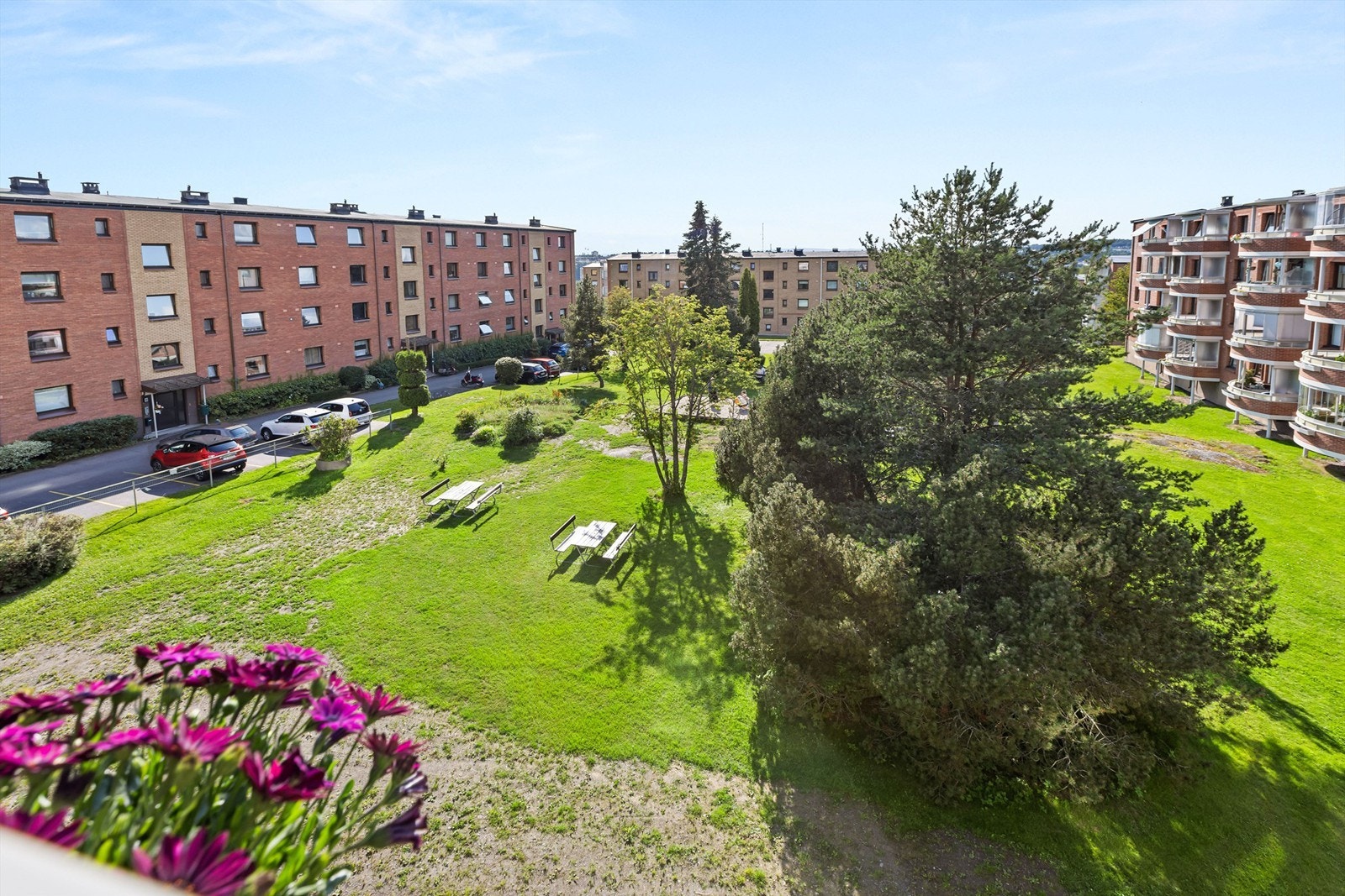 Balkongen vender mot vest med ettermiddags- og kveldssol. Galleribilde