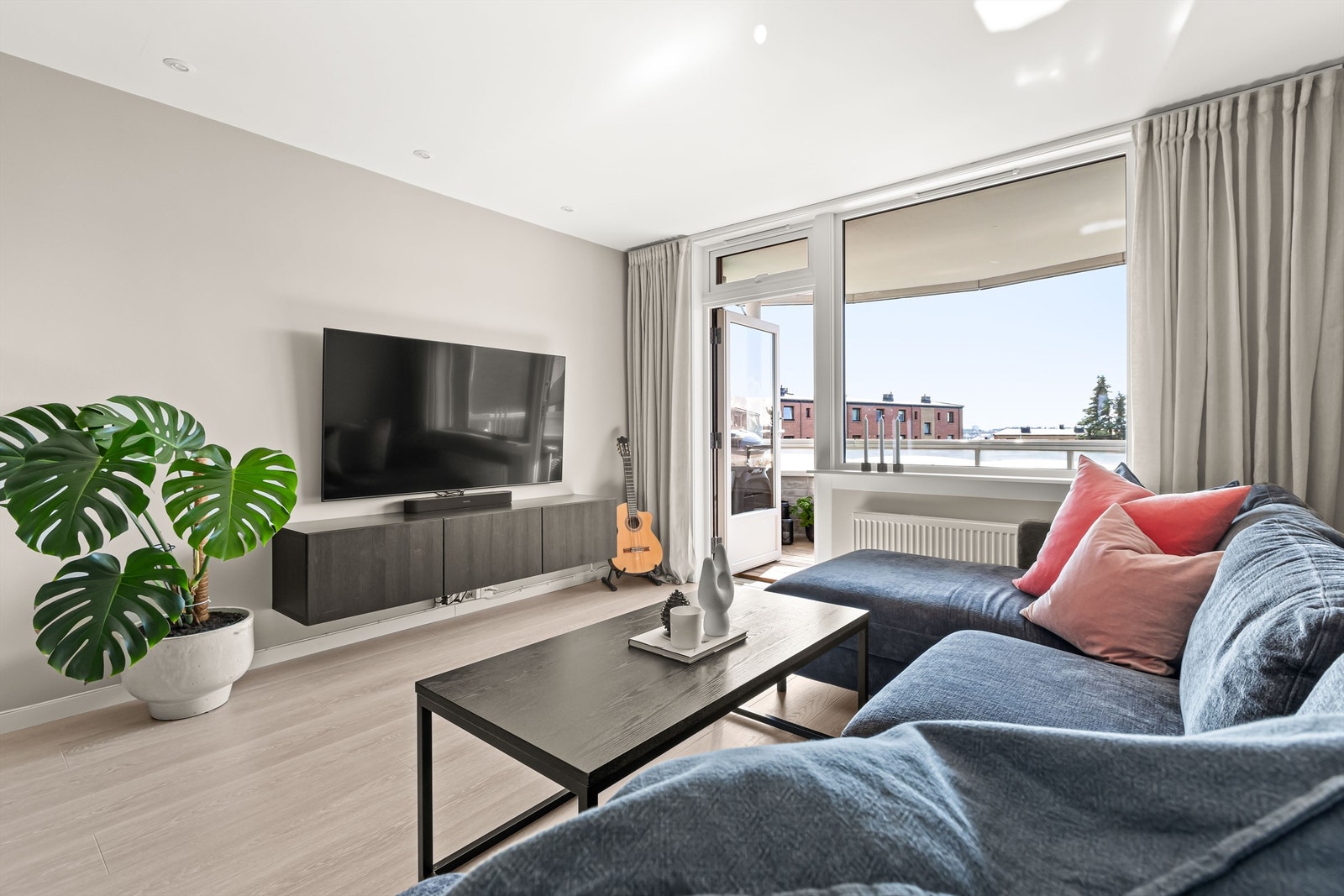 Vi tar en tur ut på balkongen, ett av boligens største høydepunkter. Galleribilde