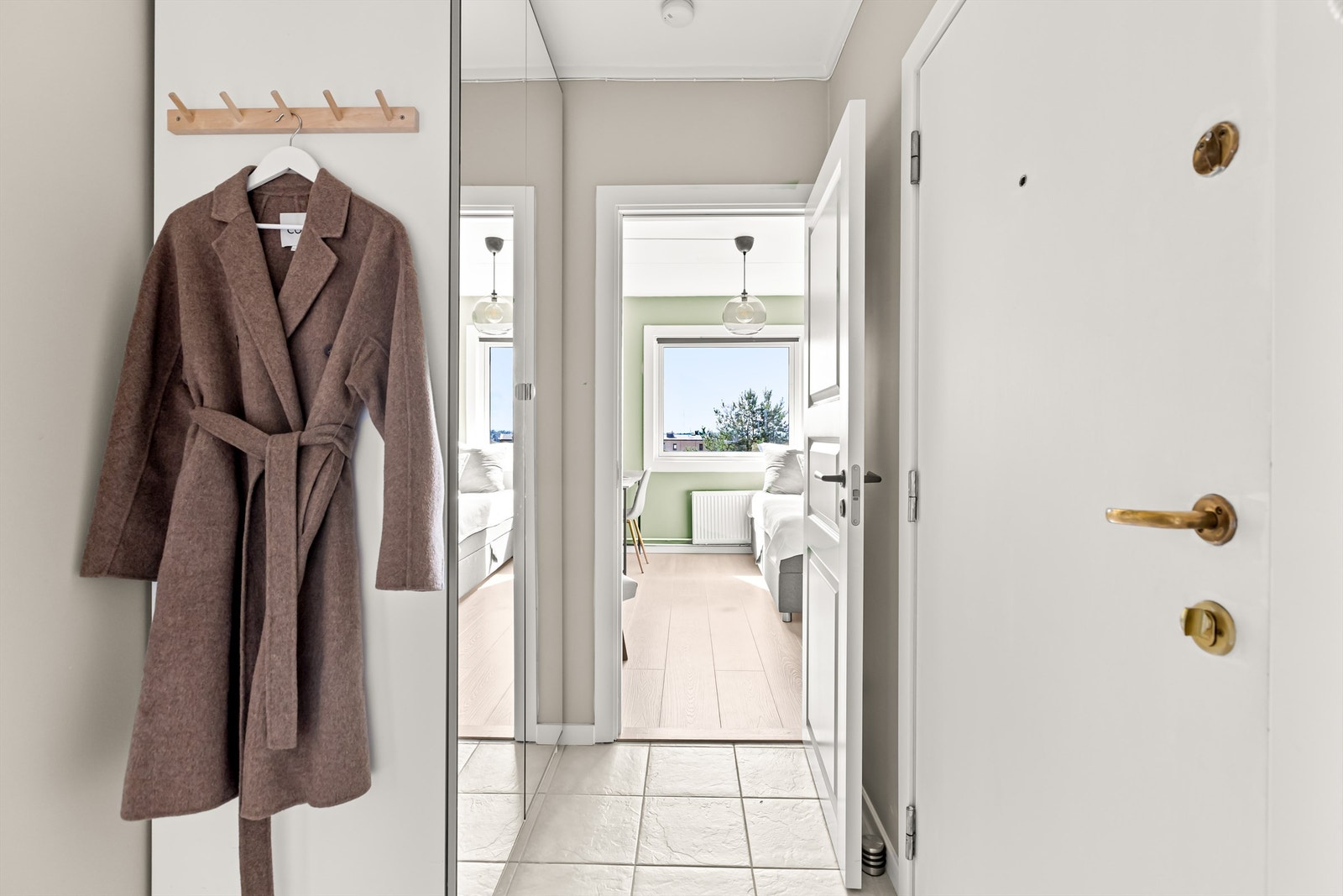 God plass til garderobe i gangen. Galleribilde