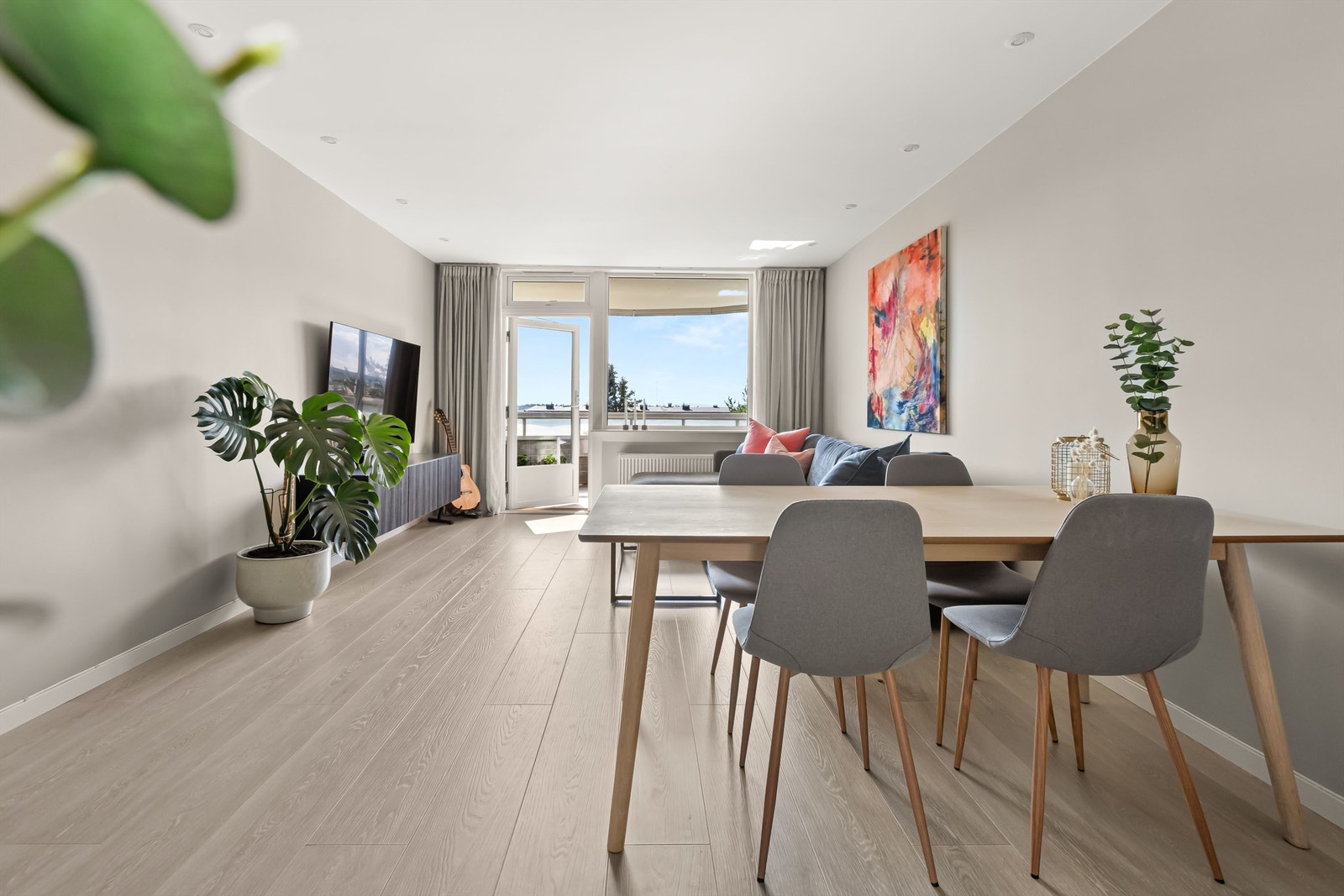 Stuen har nedsenket himling med downlights og gulv belagt med kvalitetssikker laminat. Galleribilde