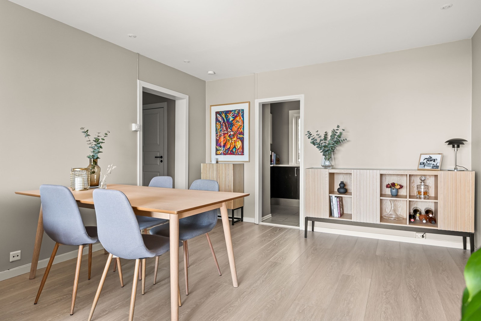 Stuen måler ca. 24 kvm og det er dermed godt med plass til både en større sofagruppe og en ordentlig spiseplass. Galleribilde