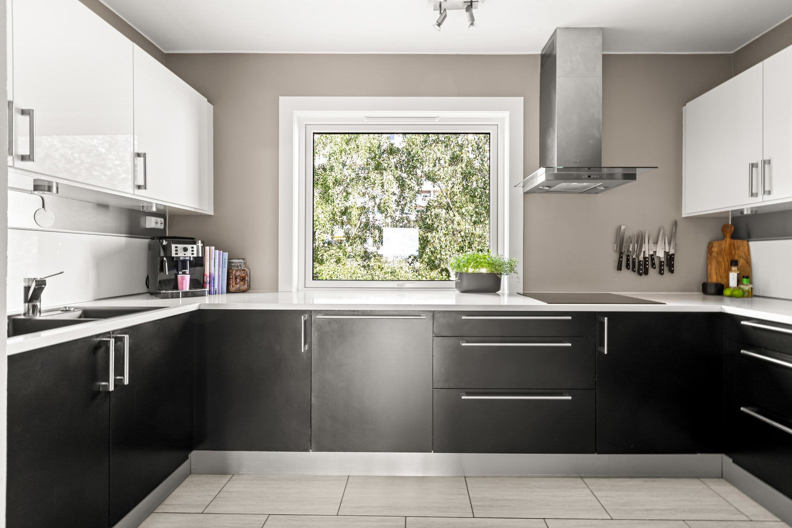 Kjøkkenet har glatte fronter og masse skapplass. Merk deg treet på utsiden som skjermer svært godt for innsyn! Galleribilde