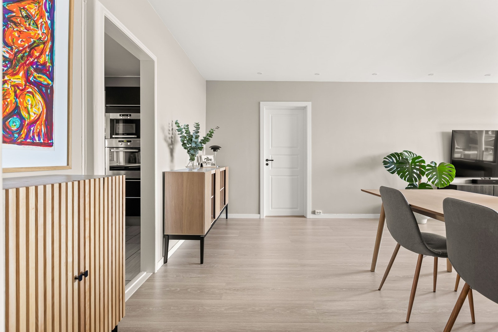 Boligen er pusset opp i tidløse farger og holder en moderne standard. Galleribilde